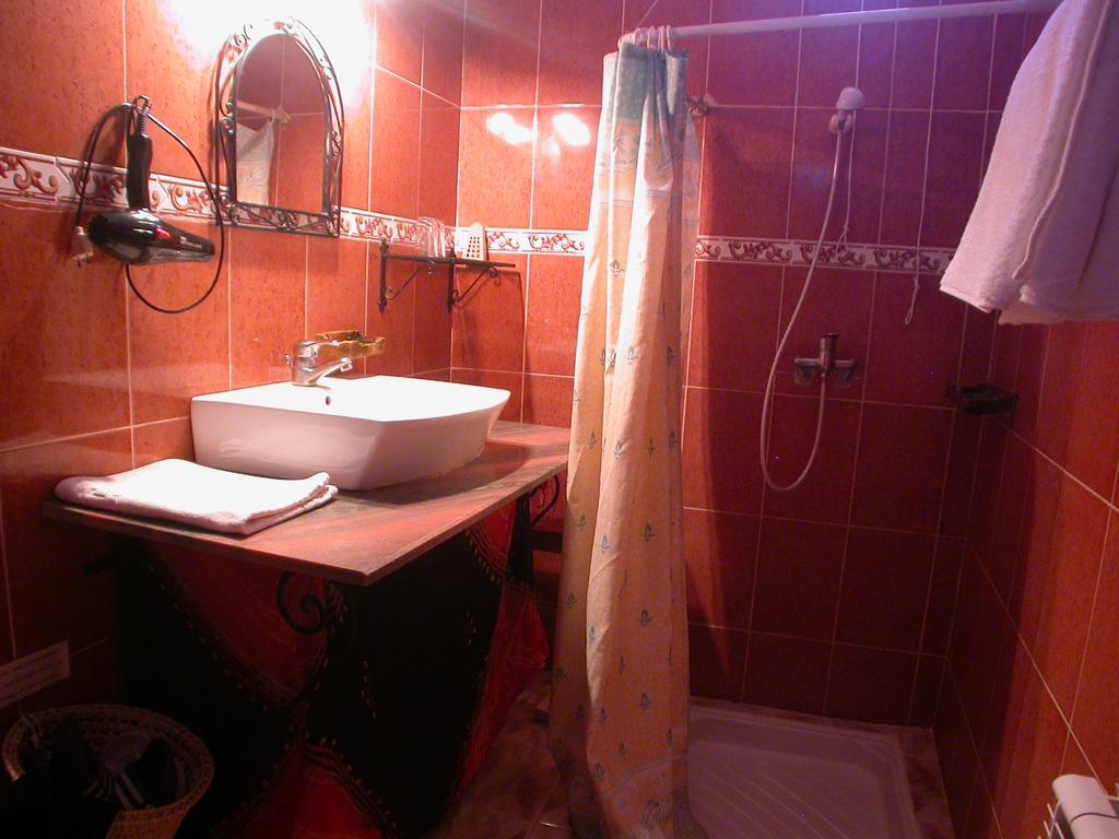 Hotel Tomboctou Tinghir Bagian luar foto